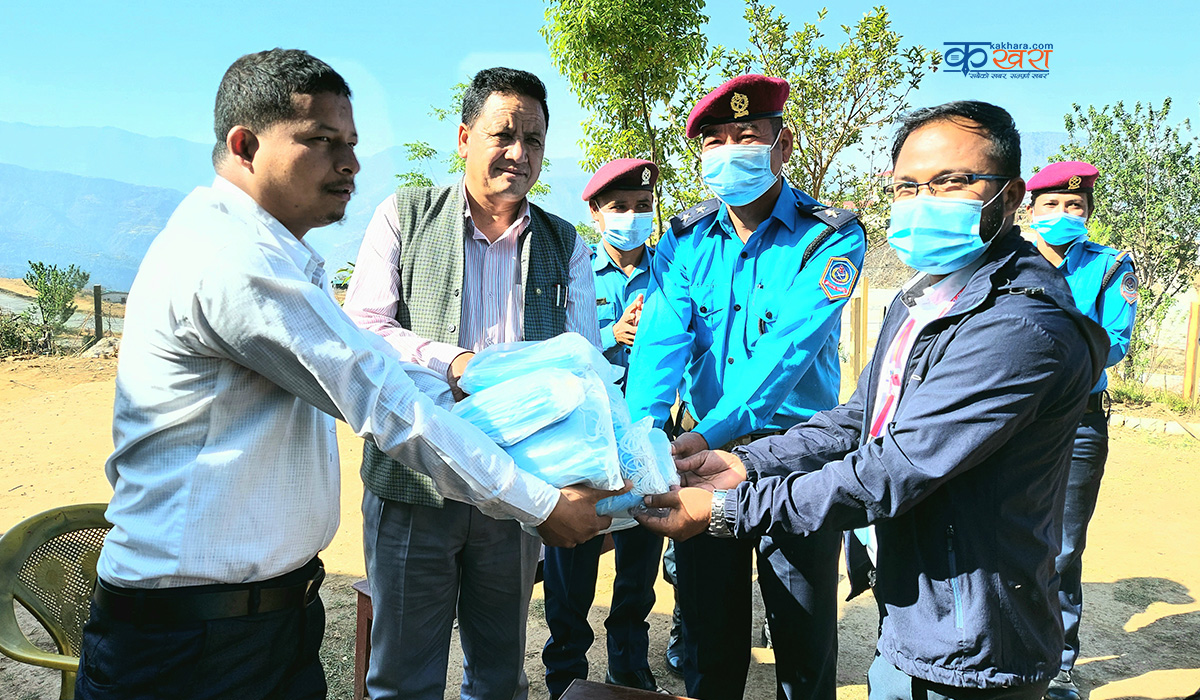 व्यवसायी बोहराद्धारा सल्ले विमानस्थल सुरक्षा पोष्टलाई मास्क हस्तान्तरण 